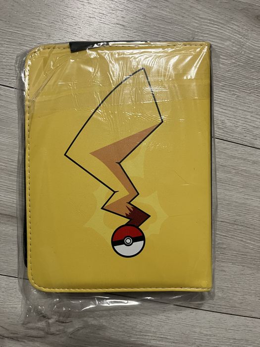 Album skorzany plus kolekcja kart Pokemon.
