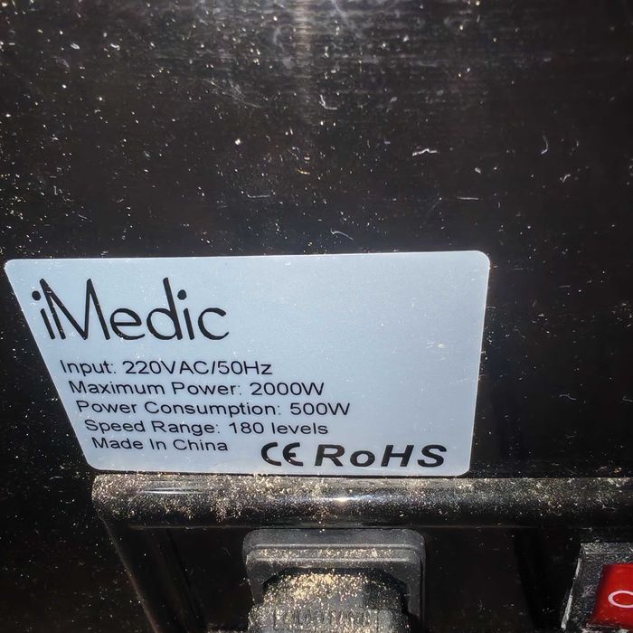 Plataforma vibratória iMedic Professional, 500 W, 180 níveis de velocidade, com elásticos para treino de braços e painel digital."