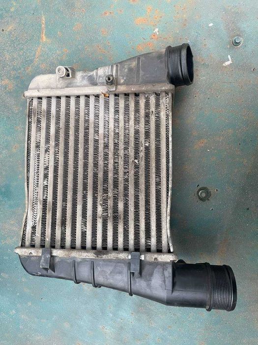 Інтеркулер Audi A6B7 1.9 TDI в хорошому стані