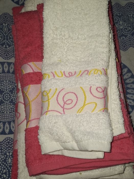 Conjunto de toalhas de banho rosa e bege com design delicado, tecido macio. Detalhes bordados em rosa e bege.