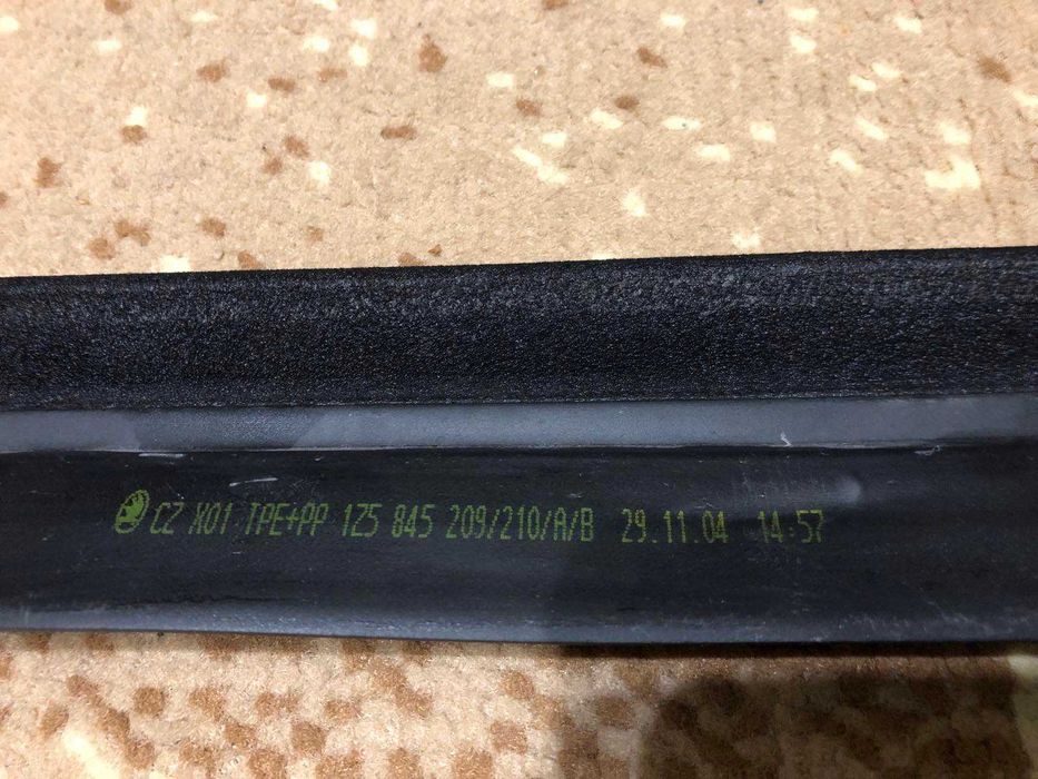 Форточка задней правой двери с уплотнителем Skoda Octavia A5