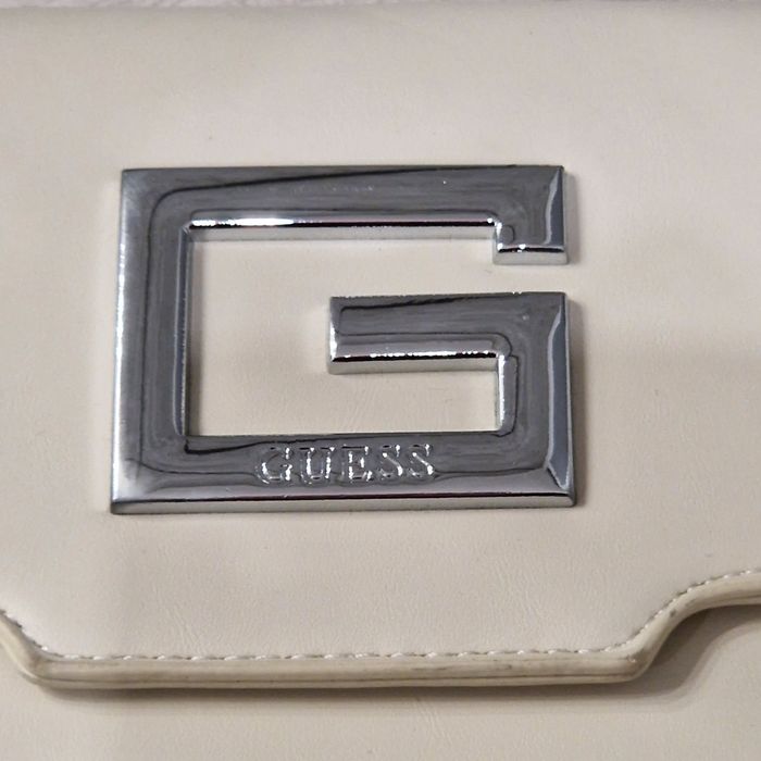 Guess mała listonoszka bezowa logowana