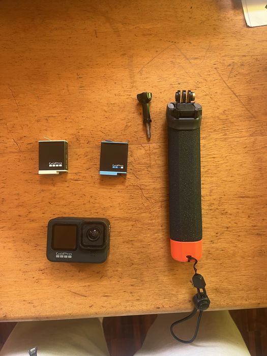 Go Pro Hero 9 - 2 Baterias, Suporte Para a Cabeça e Suporte Flutuante