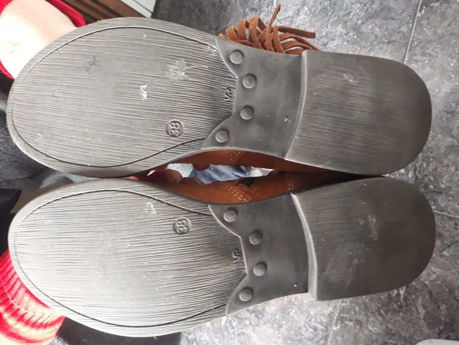 Botins camel com franjas