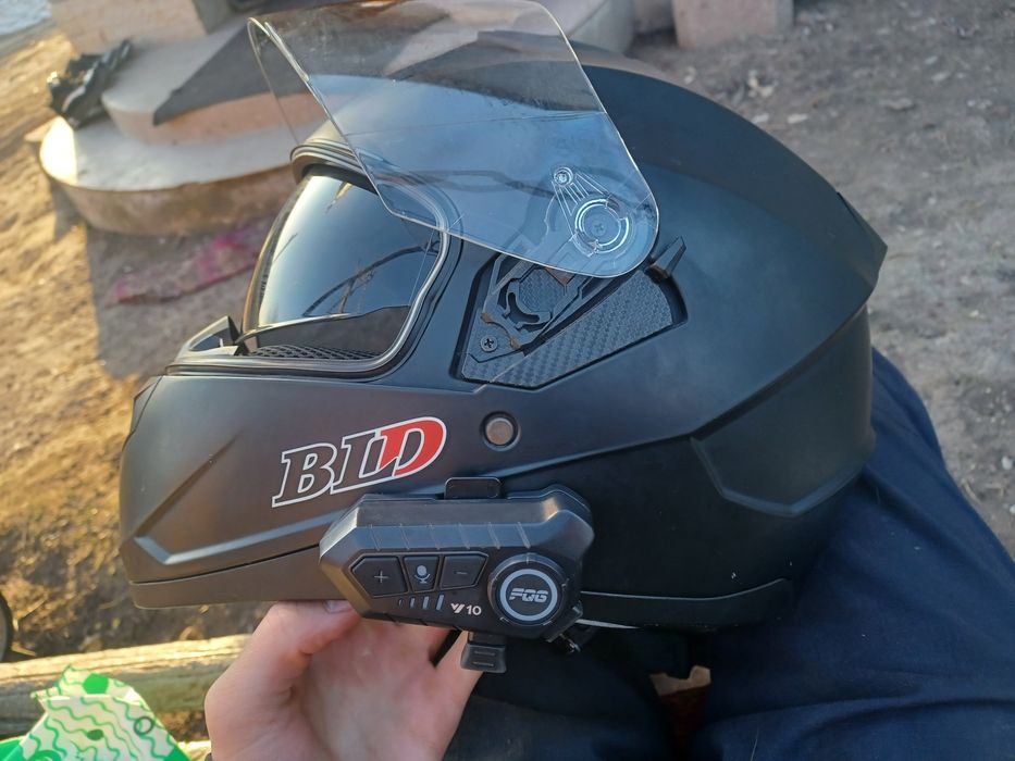 Мото шолом з апаратурою для прослуханя музики