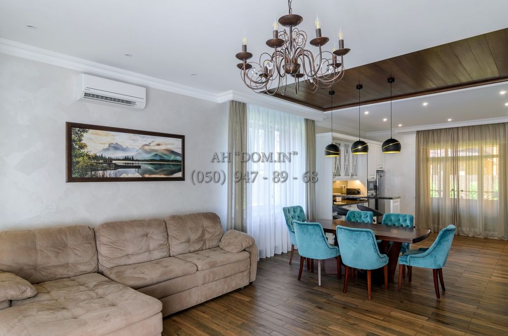 Сучасний будинок біля річки