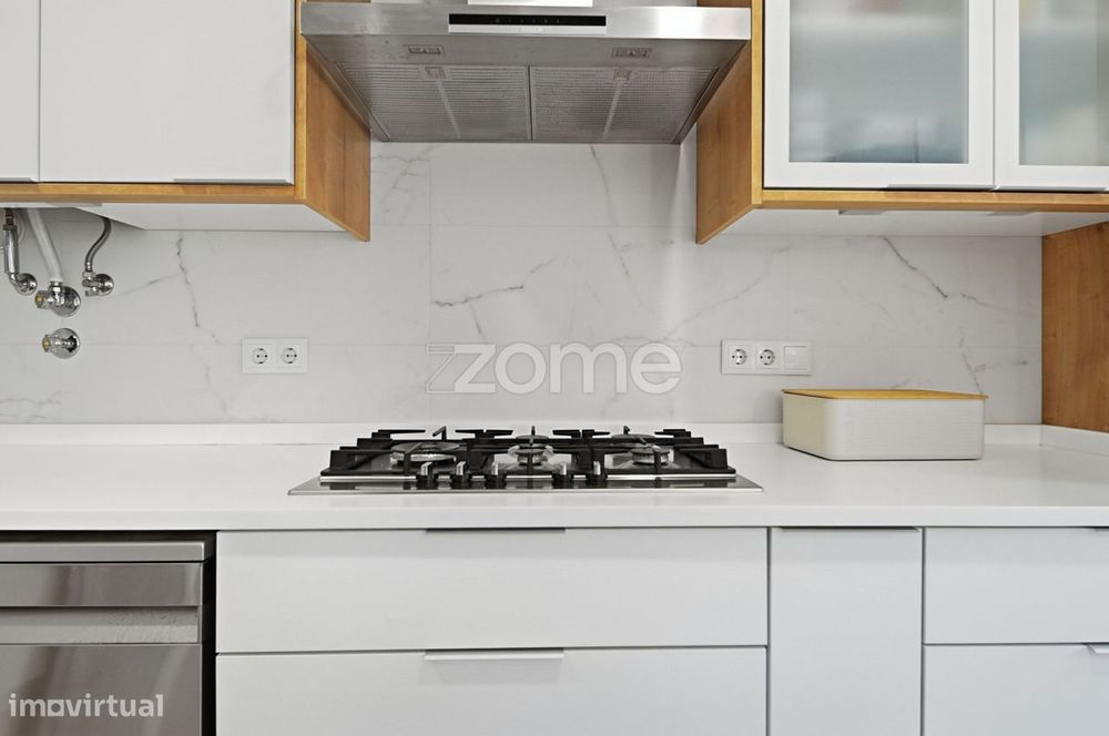 T2 remodelado com 108 m² em Carnaxide, junto à Escola Secundária