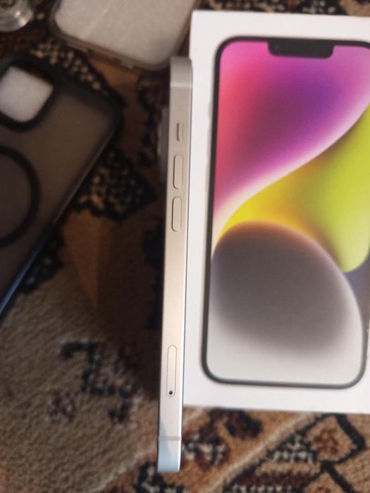 iPhone 14. 1200