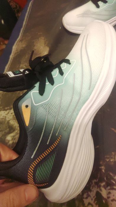 Продам новые кроссовки