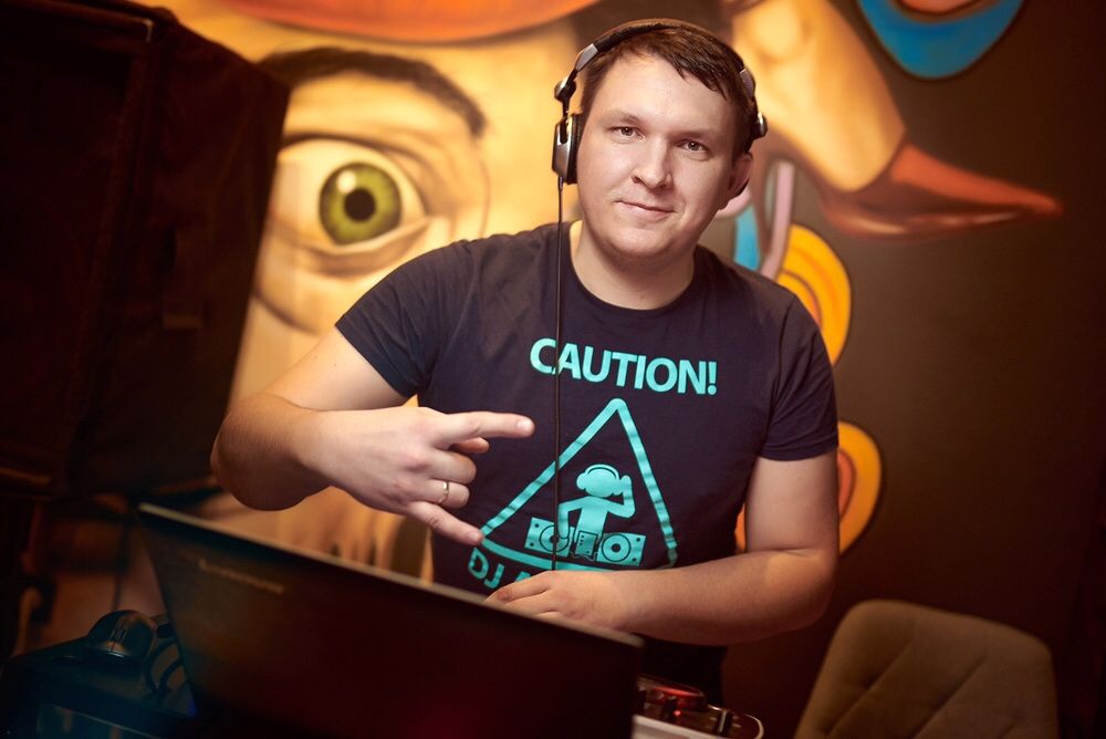 Ді-джей. DJ. На ваше круте свято! Є ФОП.