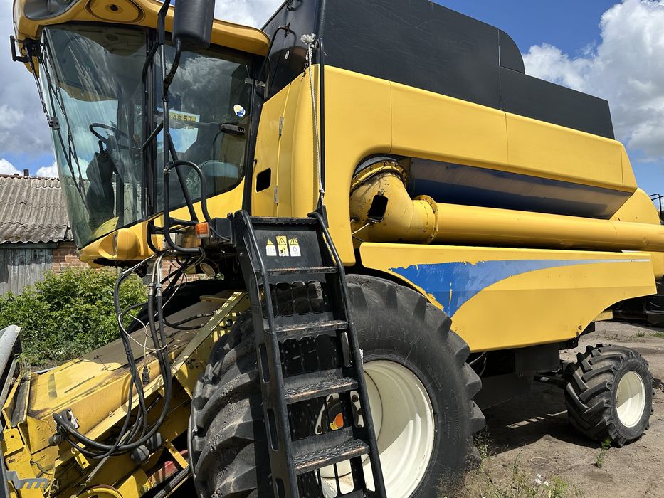 Продається  комбайн зернозбиральний NEW HOLLAND CSX 7080