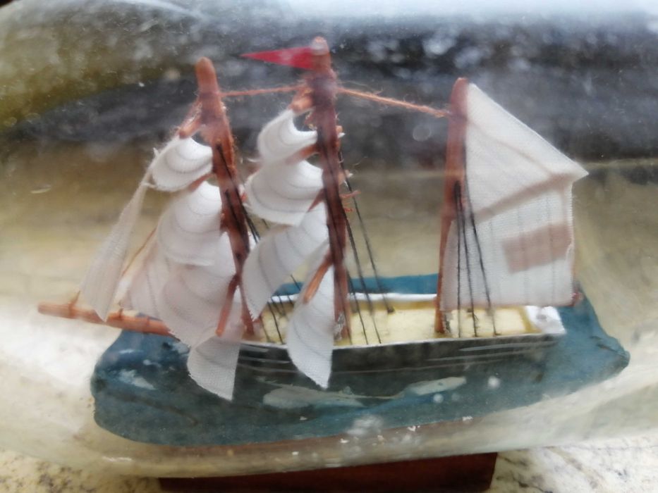 statek w butelce pamiątka z wakacji morze