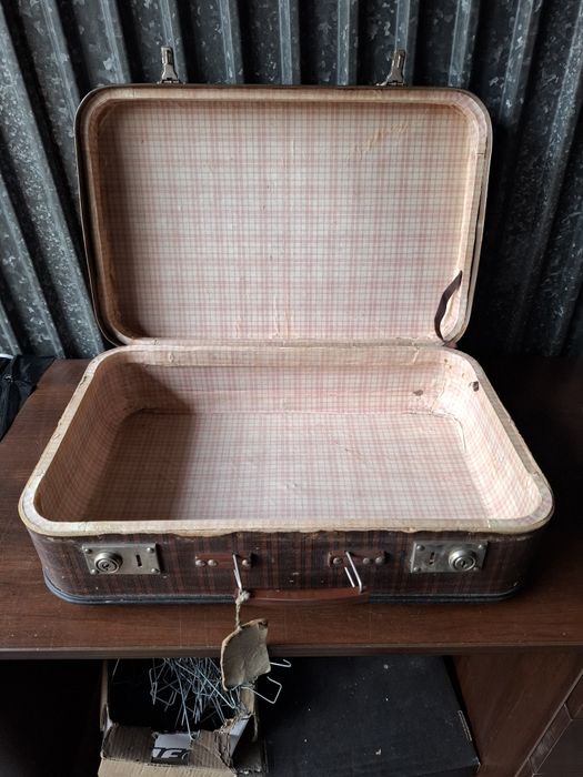 Stara walizka z czasów PRL-u