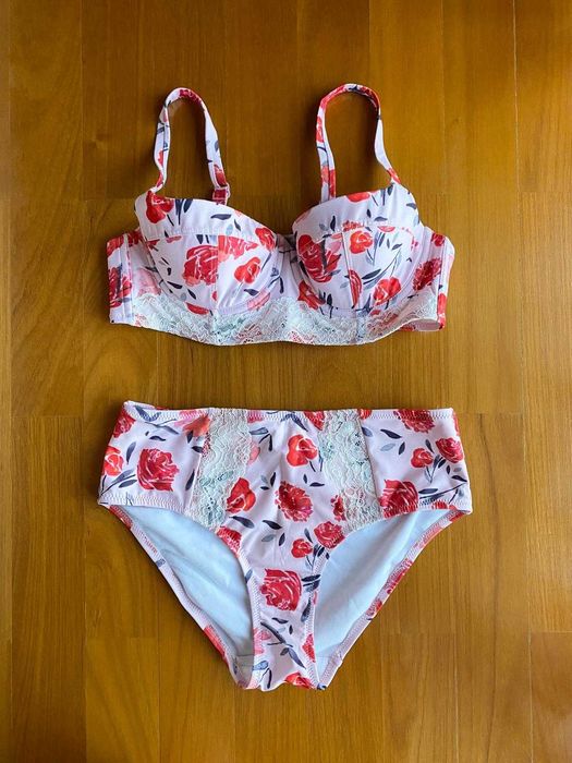 Bikini rosa e vermelho ás flores