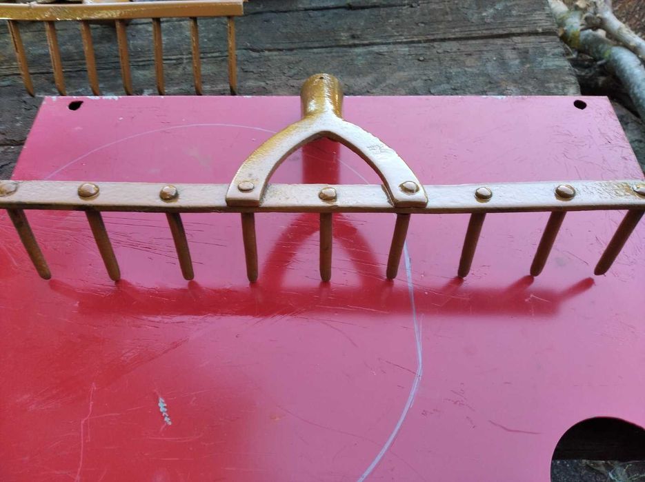 Лопаты.грабли. вилы.ухваты сапки.багры.