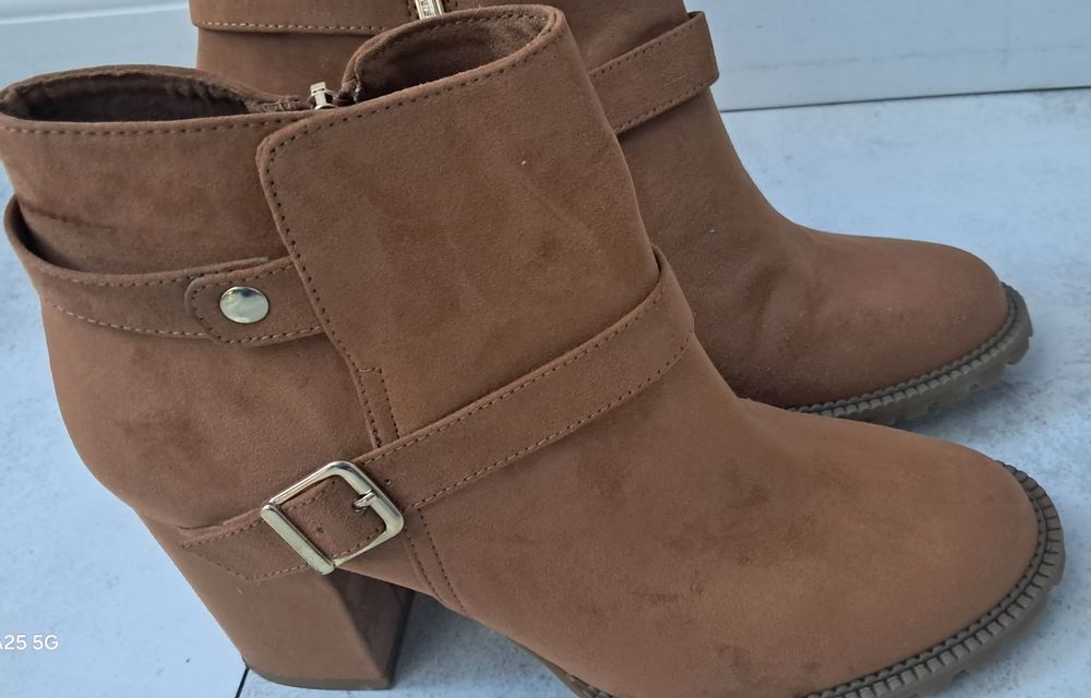 Botki kozaczki krótkie zamsz miodowe Bershka 41
