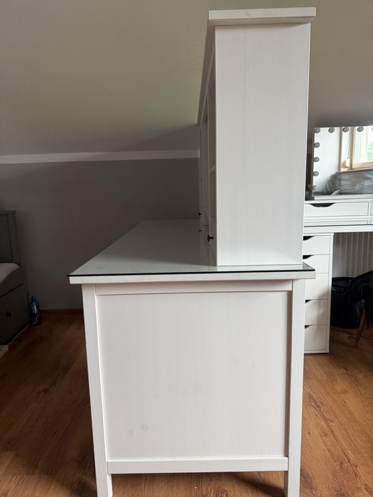 białe biurko z nadstawka IKEA HEMNES