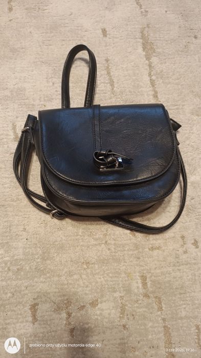 Czarna torebka damska saddle bag listonoszka klapa srebrne okucia