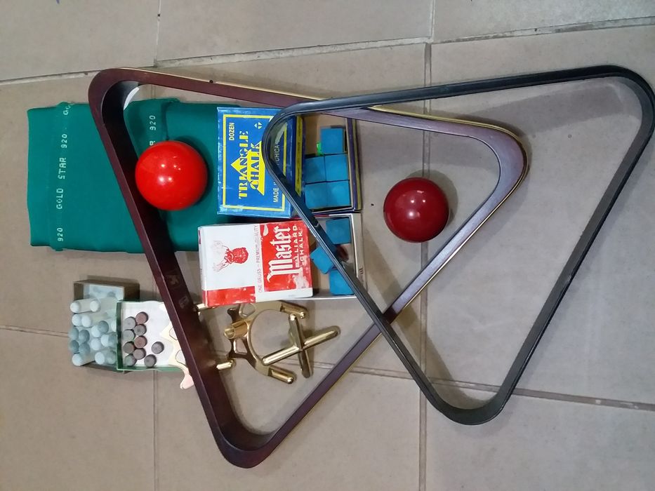 Бильярд столы кии шары сукно мел треугольник лампы