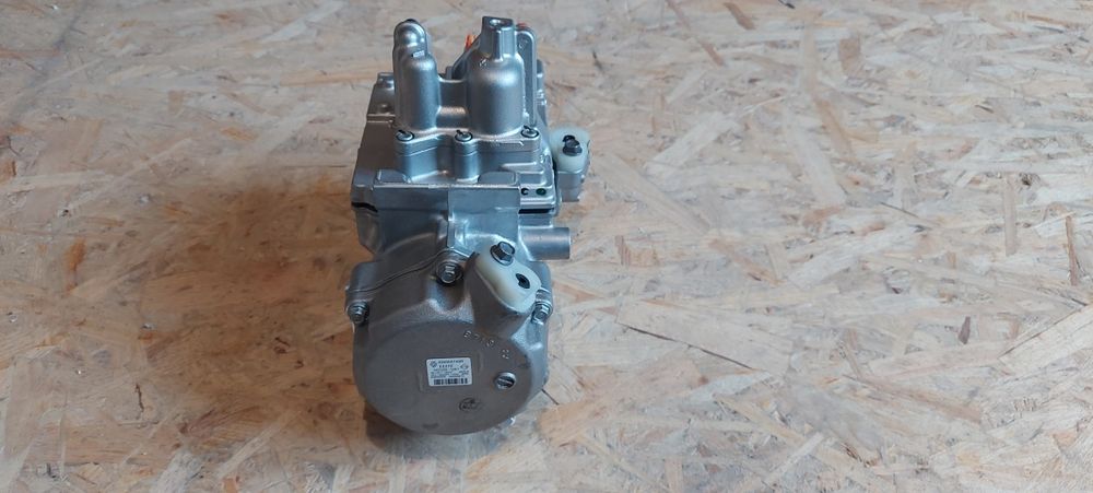 Компресор кондиціонера 926005749R Renault Zoe