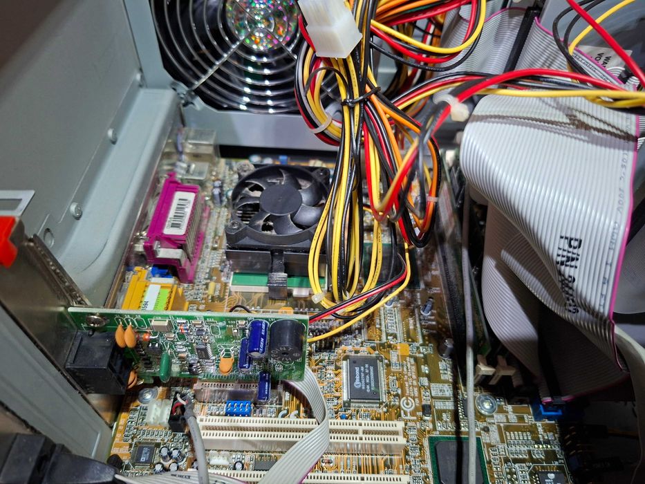 Stary retro komputer stacjonarny Creative