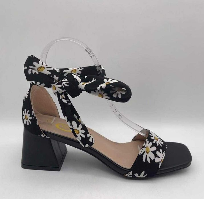 неймовірно зручні босоніжки на завязки р. 39