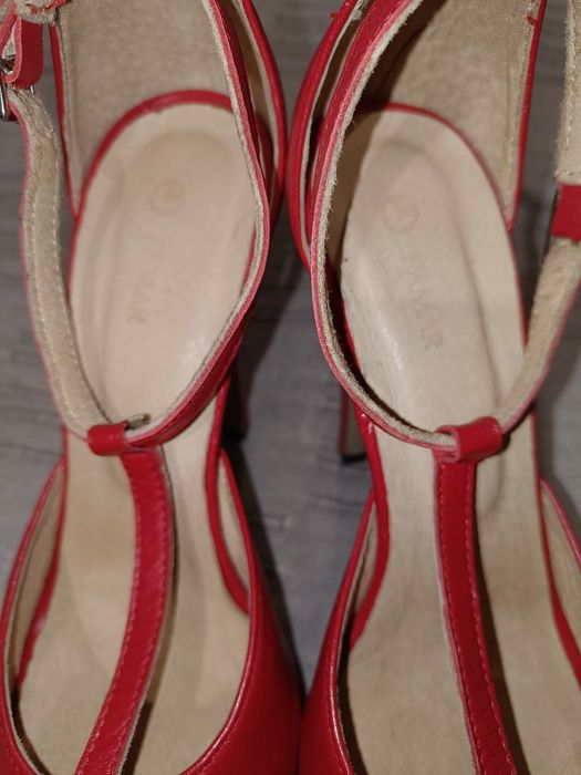 Szpilki w kolorze malinowym skóra naturalna