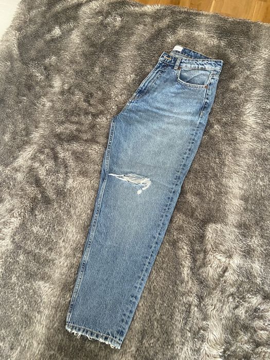 Calças de ganga mum com rasgões Zara