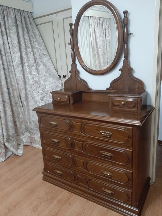 Cómoda em madeira de mogno
