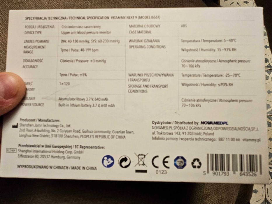 ciśnieniomierz naramienny odczytujący wyniki i instrukcję pomiaru