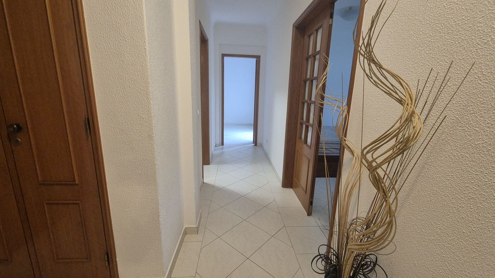 Arrenda-se apartamento T2 ao Ano