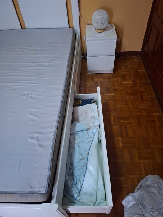 Cama casal com mesa de cabeceira s/colchão
