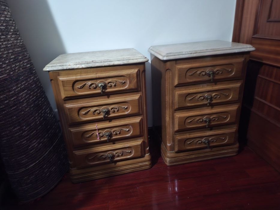 2 mesinhas de cabeceira com mármore