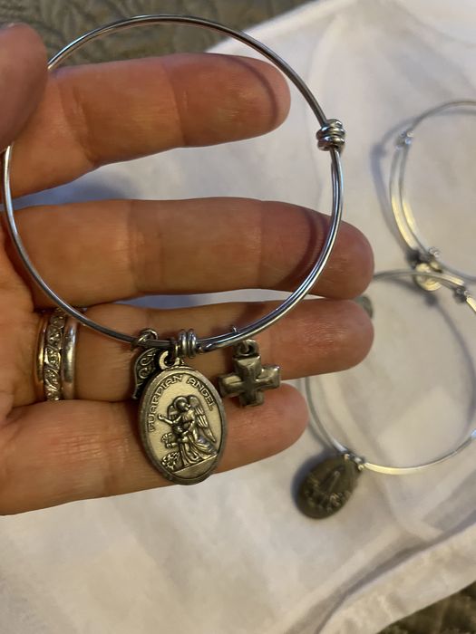 3 pulseiras com medalhas