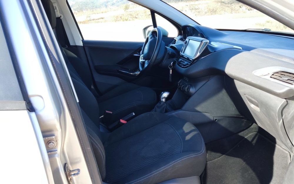 Carro Peugeot 208
