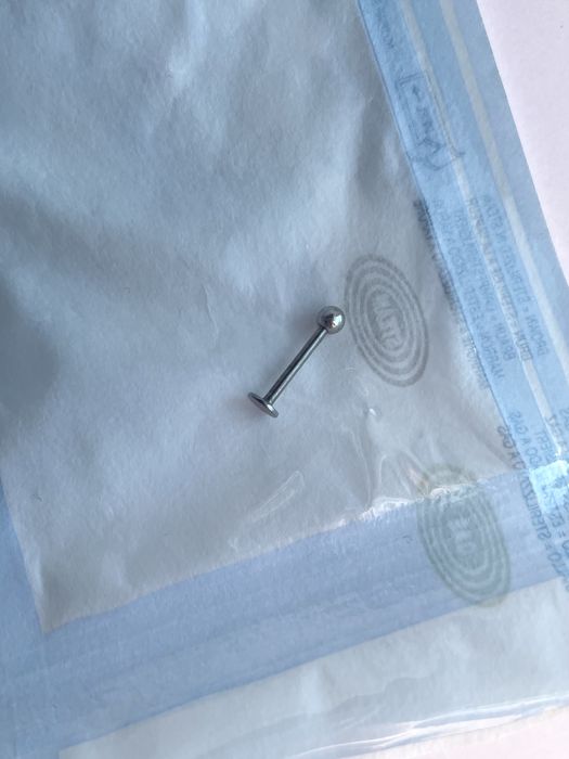 Tytanowy kolczyk labret 1,2/10/3 mm lobe ucho tragus sterylny jałowy