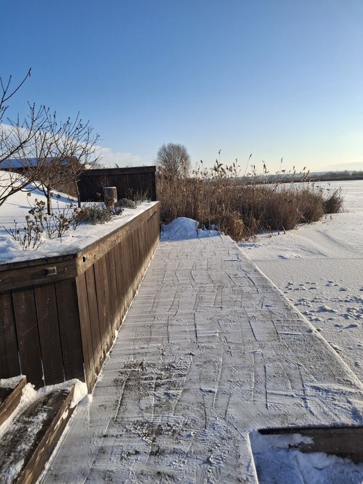 Будинок з сольовою лазнею на березі озера, зимова рибалка.