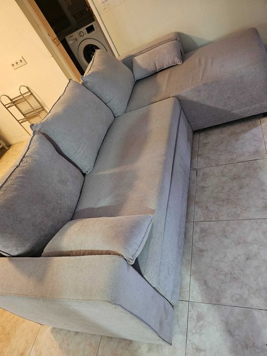 Cama, Geladeira, fogão, armario.