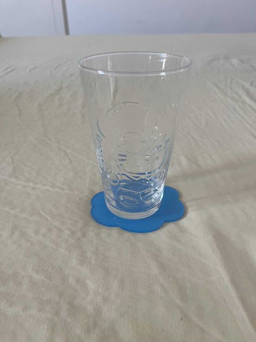 Base para copo em forma de nuvem azul com carinha