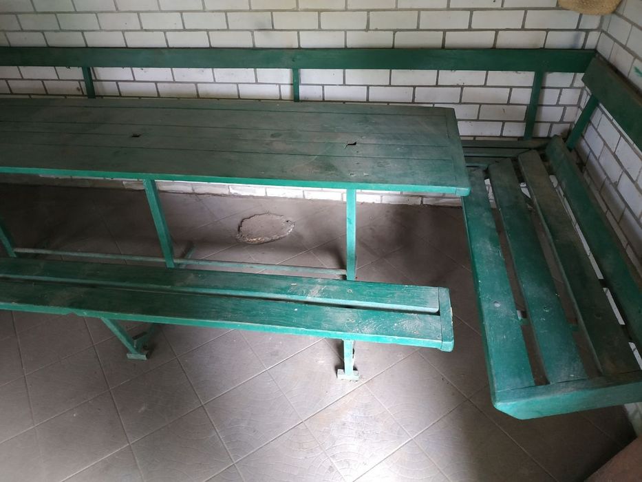 Стіл з лавочками