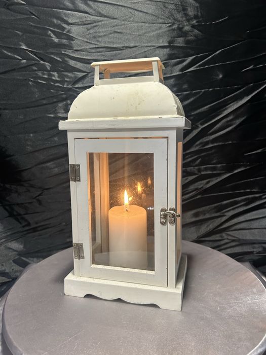 Biały lampion wiszący z drewna i szkła – wysokość 33,5 cm