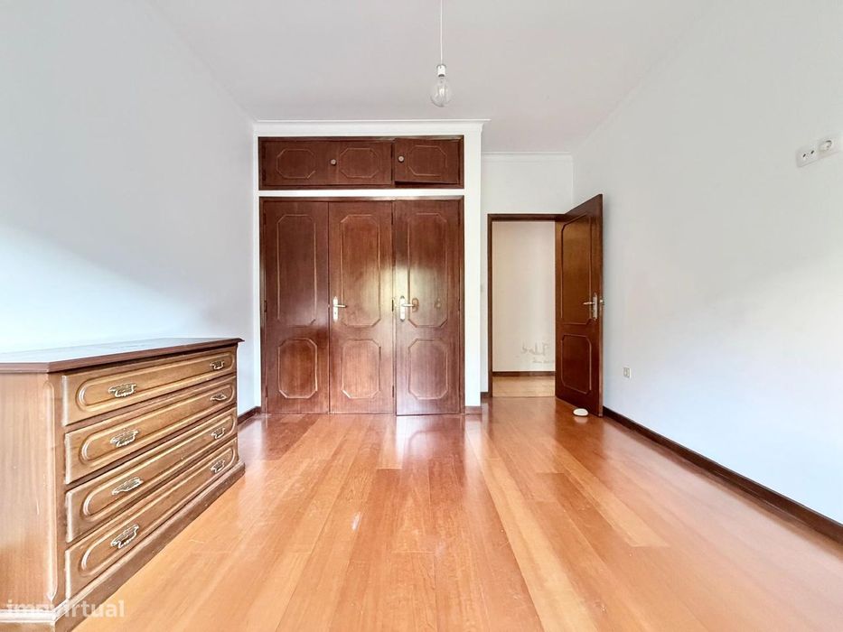 Apartamento T4 para arrendamento, situado na Rua Cândido de Oliveira