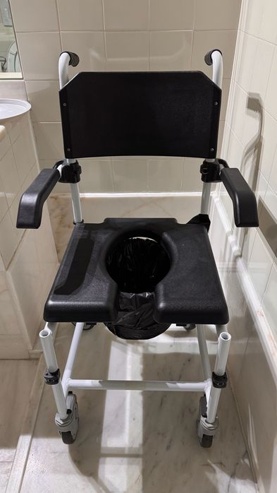 Cadeira Banho / WC  Invacare cascade acolchoada com rodas