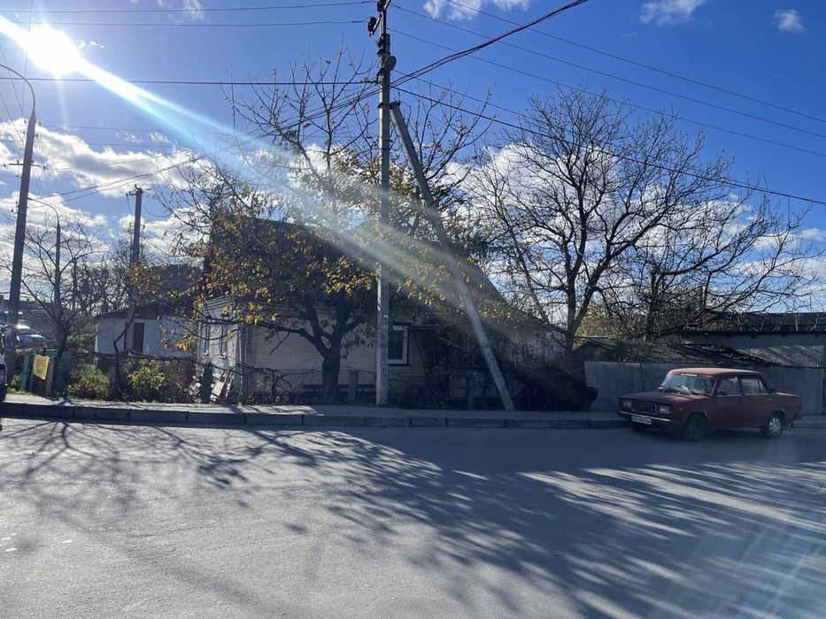 Продається будинок, при вїзді у центральний ринок м.Полонне