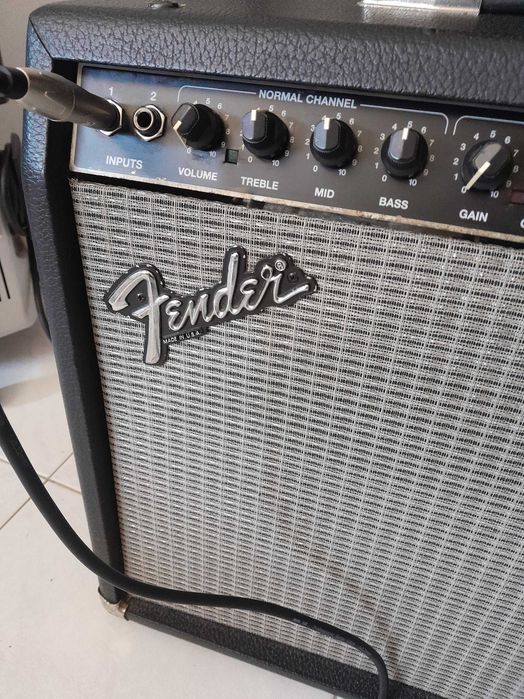 Amplificador Fender Deluxe 112 Plus (90 watts rms)