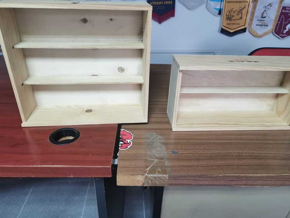 Seis pequenos expositores em madeira.