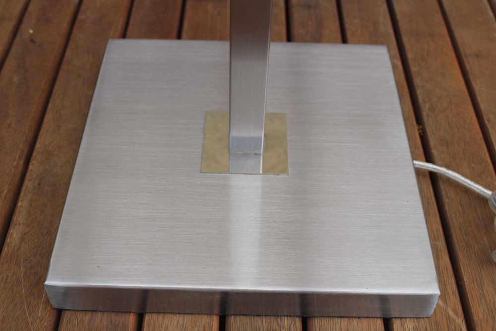 metalowa podstawa lampy stołowej