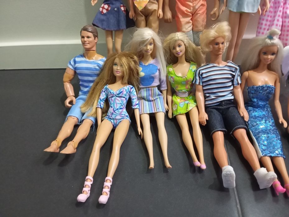 Conjunto de 12 Barbies e Kens