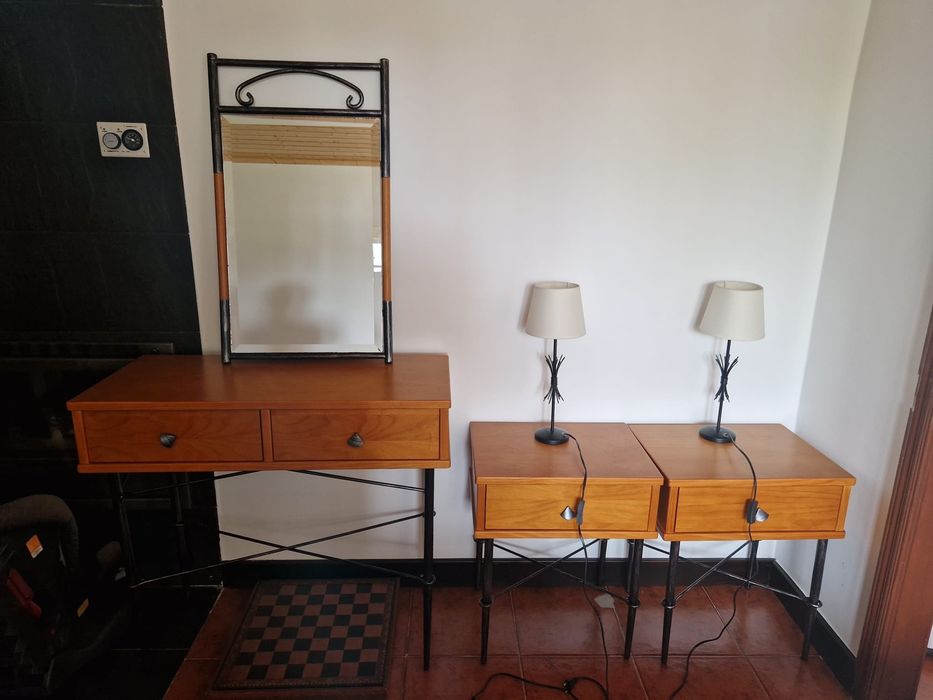 Cama com colchão com mesas de Cabeceira e Toucador