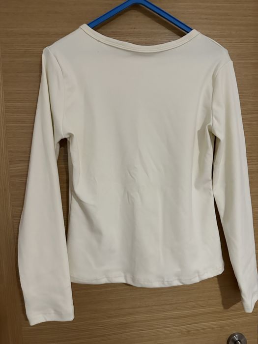 blusa nova muito quentinha na cor bege.